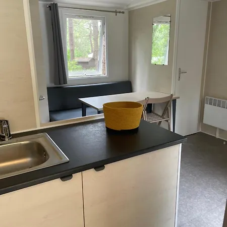 Au Petit Paradis אתר קמפינג