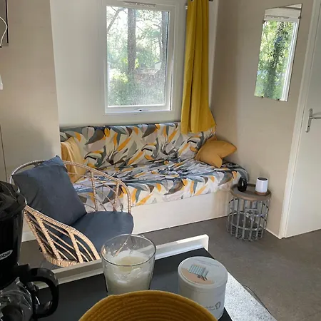 Au Petit Paradis אתר קמפינג